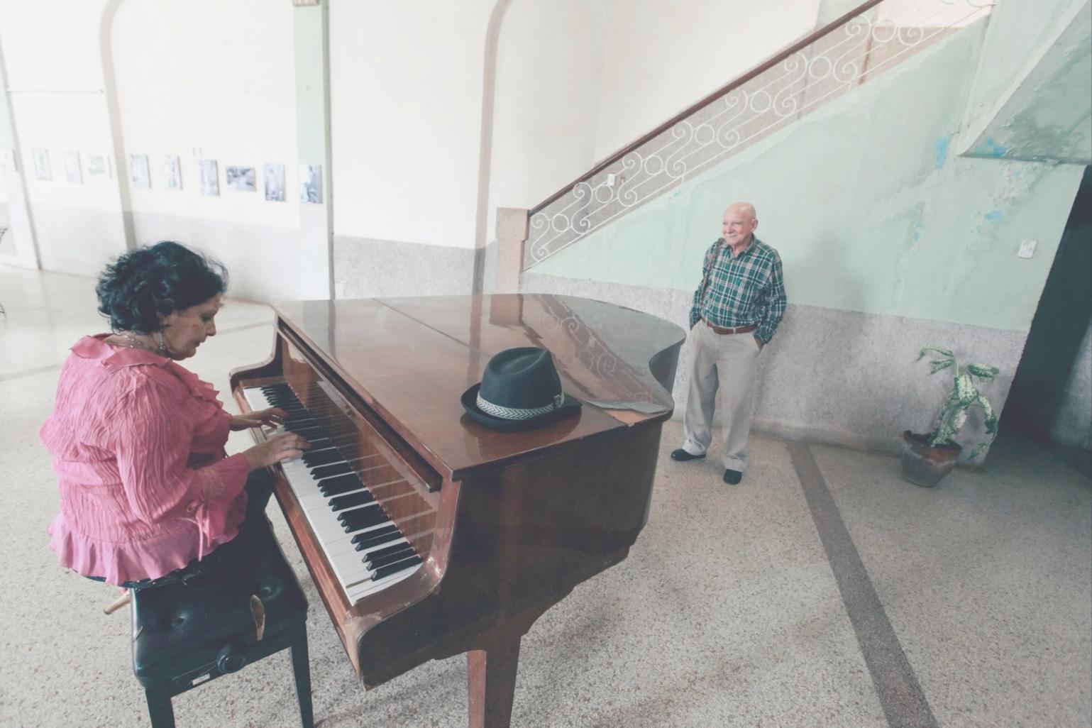 Vista d'insieme dello studio con musicisti al lavoro
