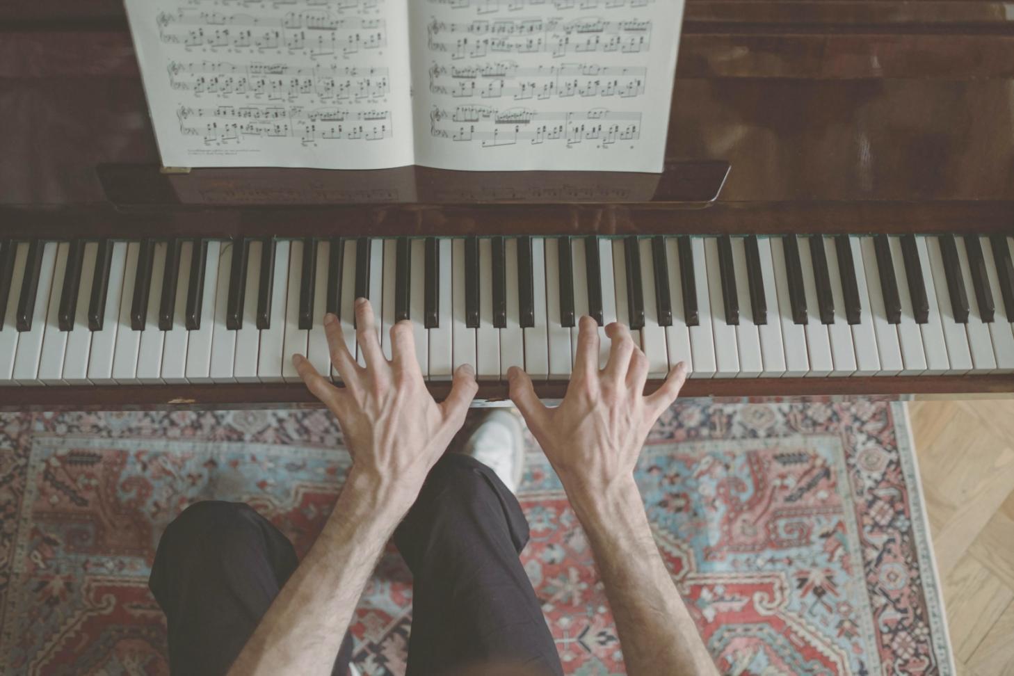 Musicisti che collaborano durante una sessione di registrazione